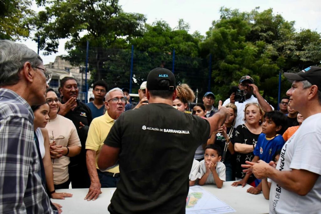 Alcalde Char dio inicio a las obras de cancha en 7 de Abril y un parque en San Salvador